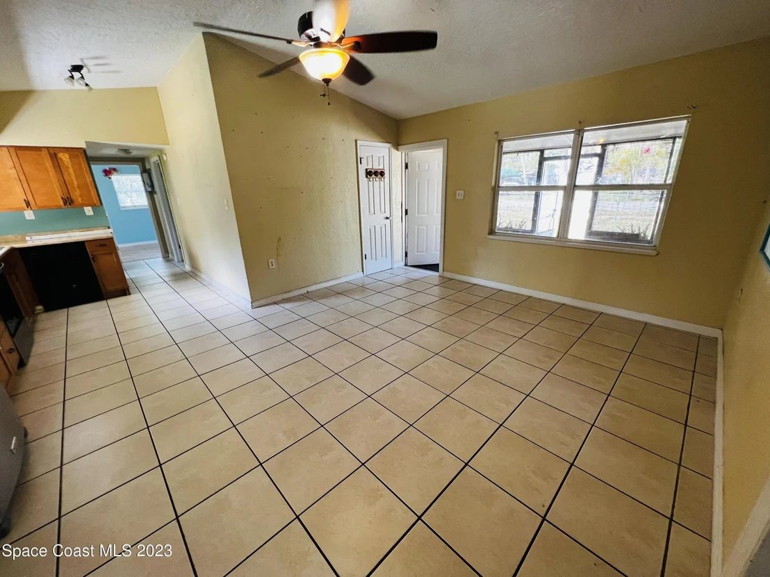 Photo of 305 Iris Street