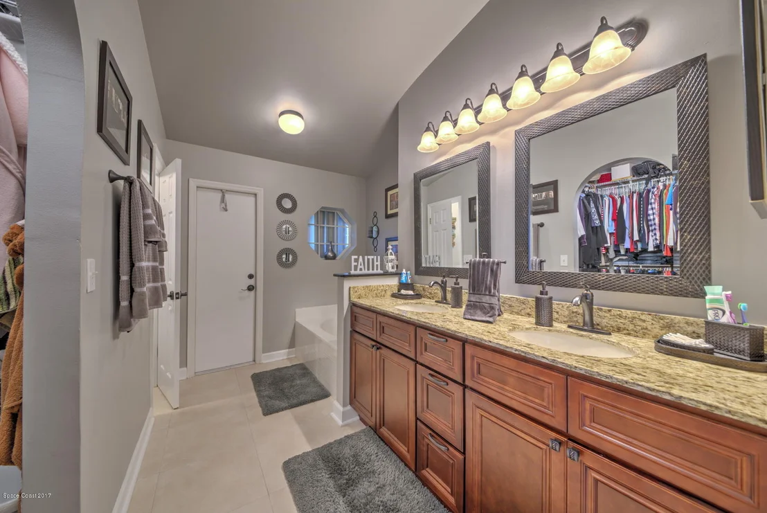 Photo of 1194 White Oak Circle