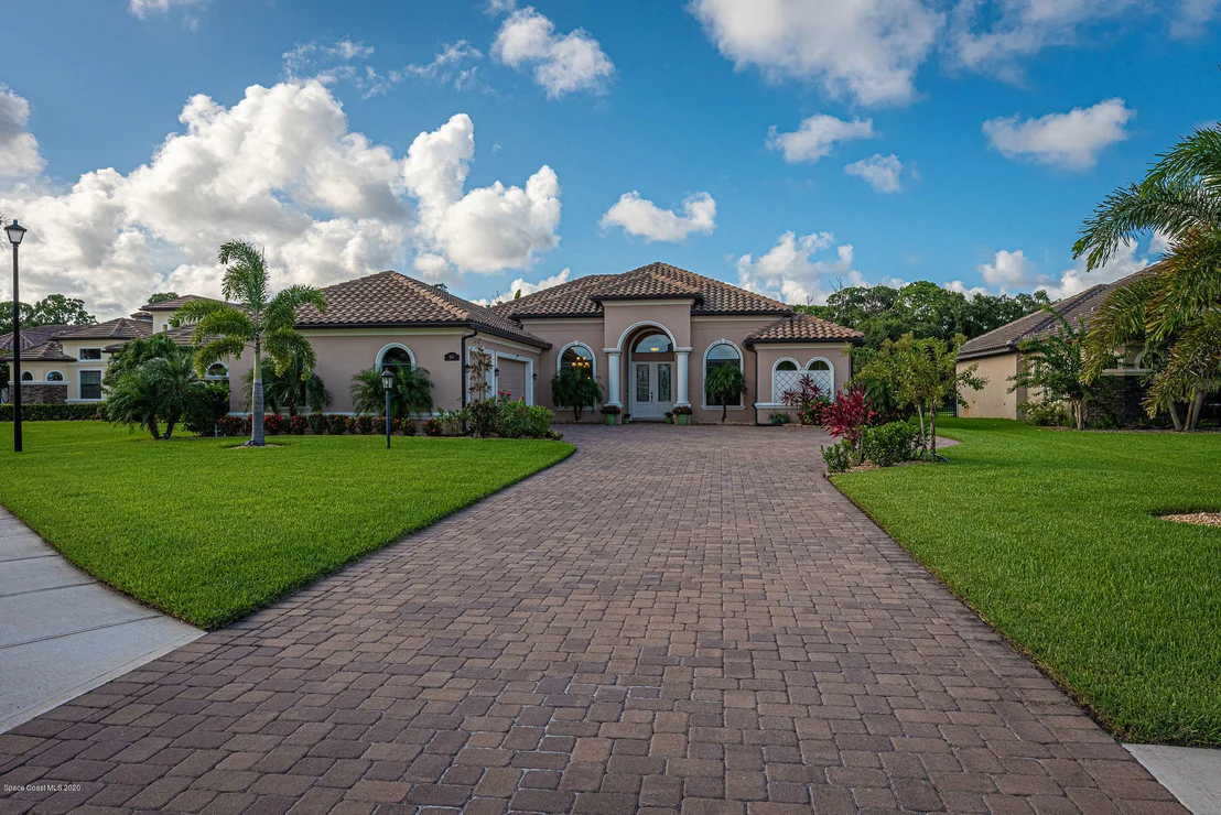 Photo of 824 Lorenza Place