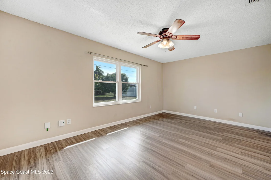 Photo of 781 Arundo Avenue NE