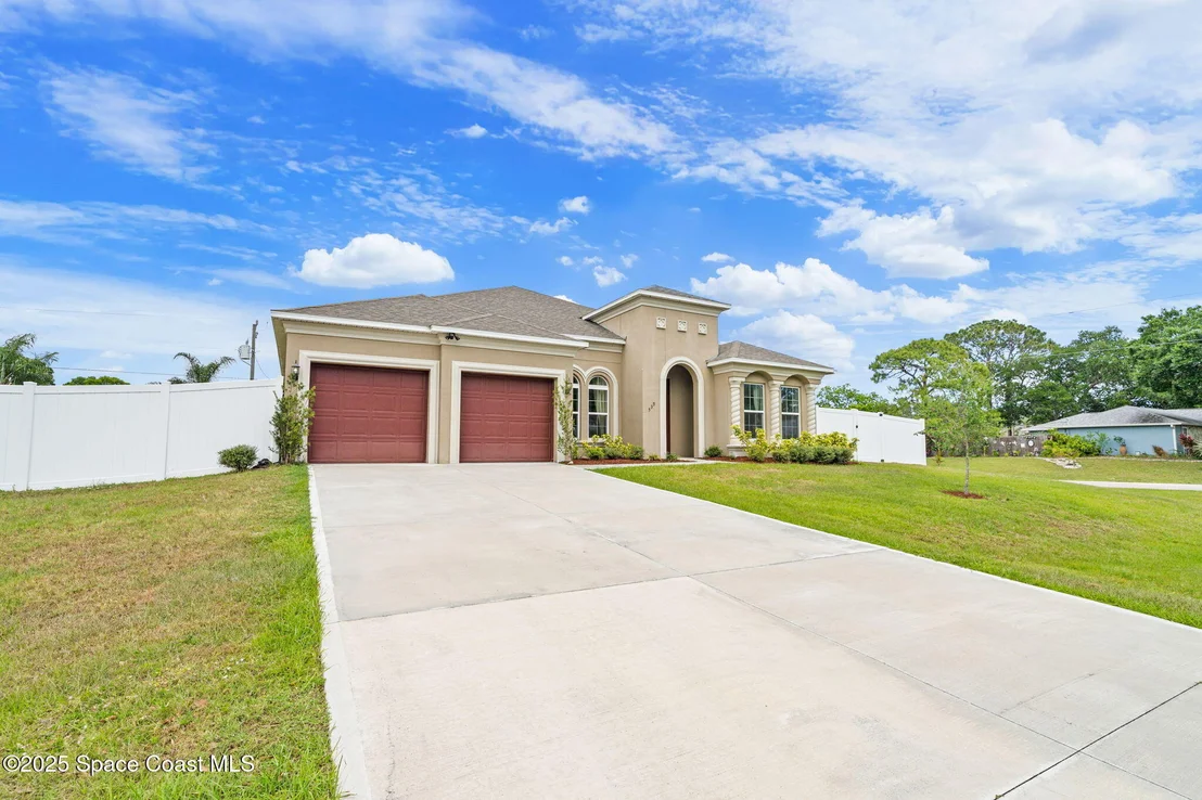 Photo of 539 Balcom Terrace SE