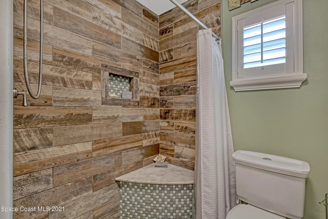 Photo of 895 Riviera Drive NE