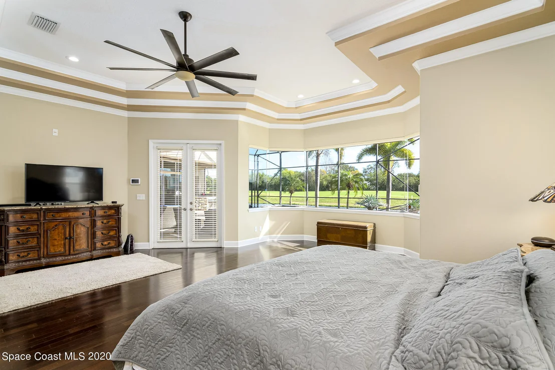 Photo of 975 Chatsworth Drive