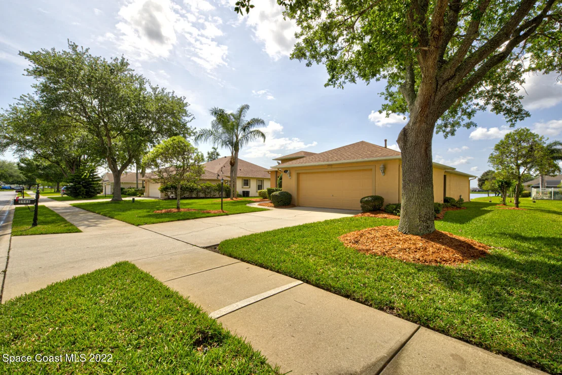 Photo of 5948 Newbury Circle