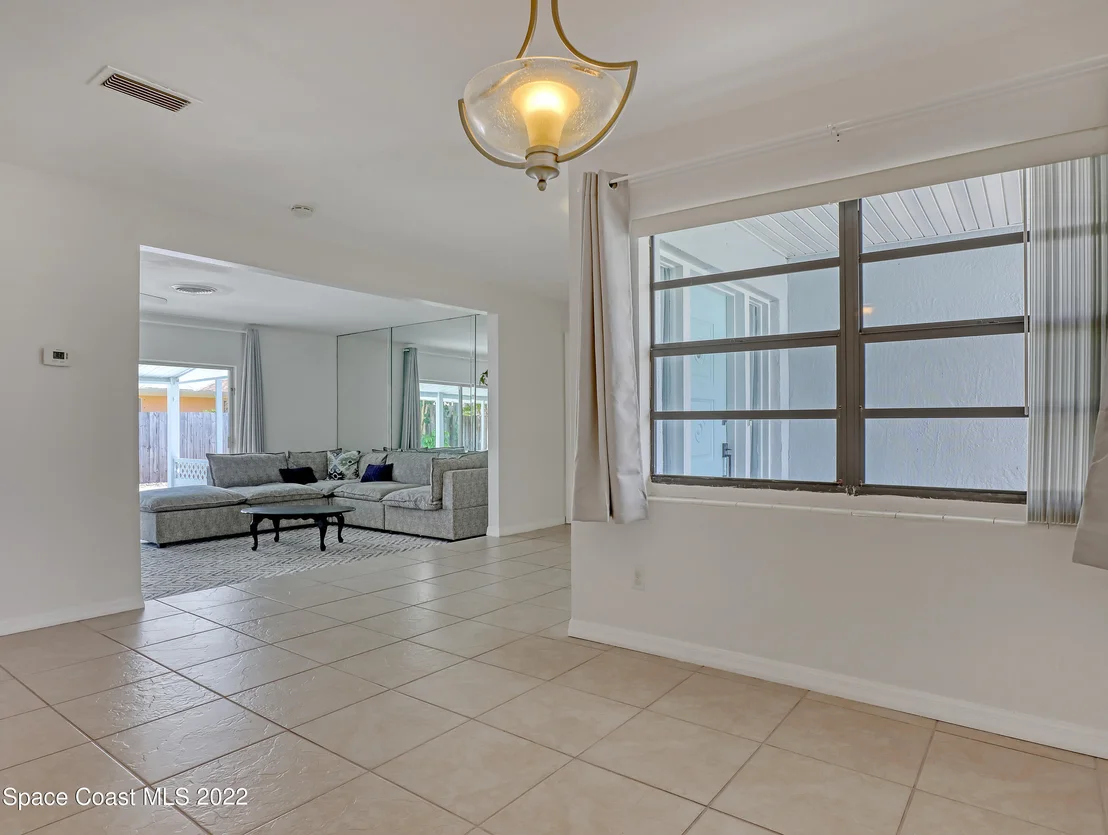 Photo of 619 N Robert Way