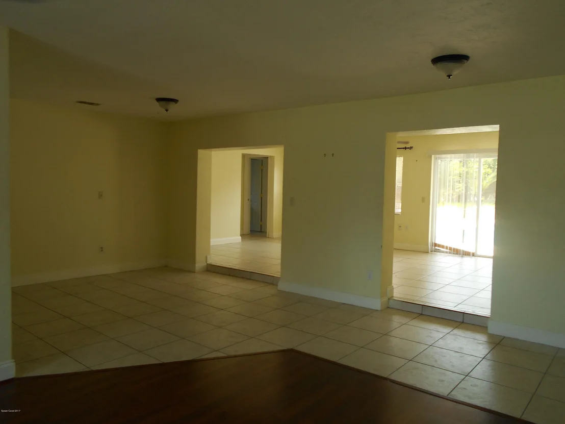 Photo of 1033 Cabot Drive NE