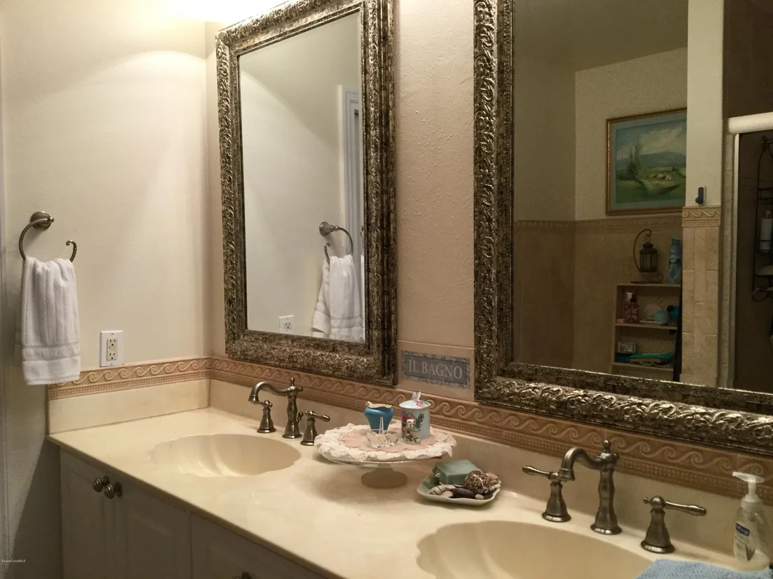 Photo of 610 N Robert Way