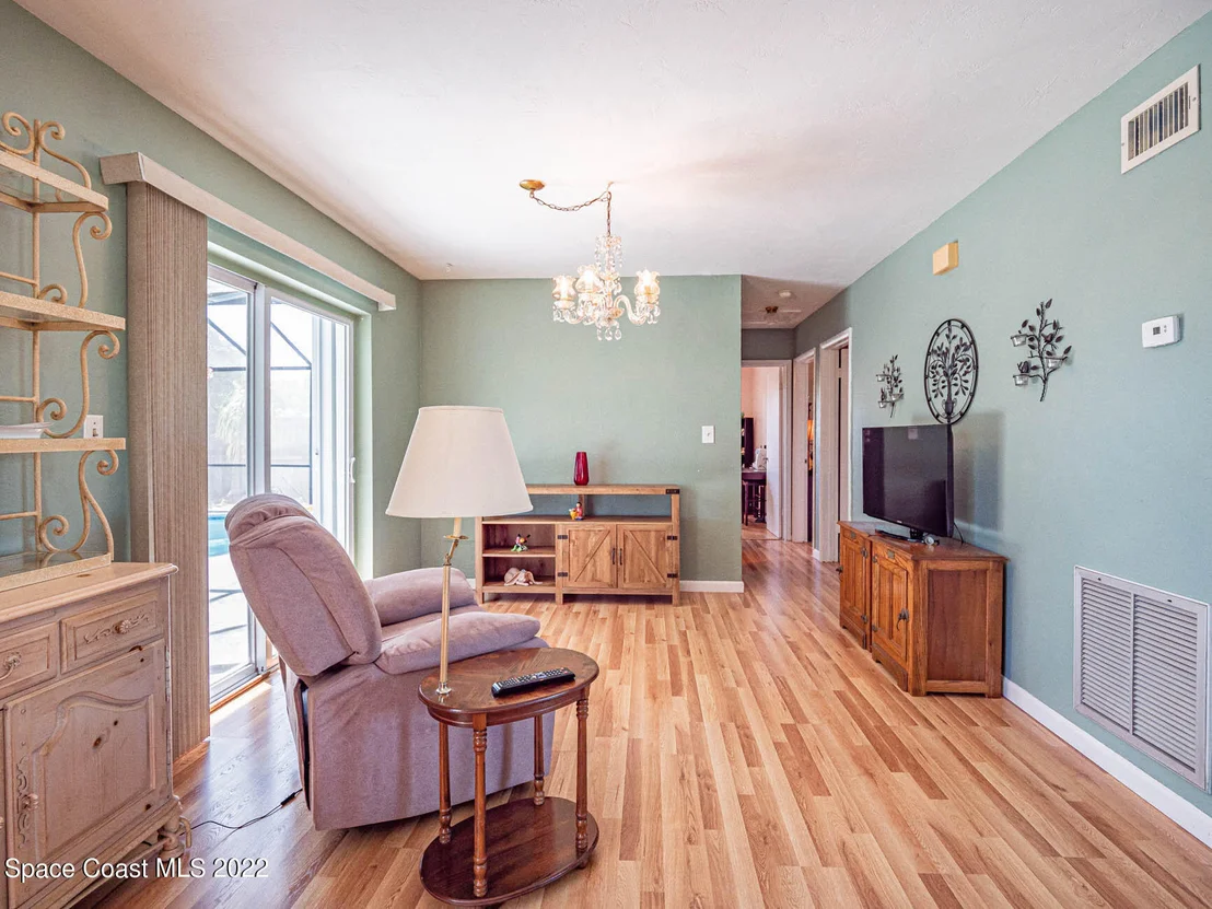 Photo of 931 Bianca Drive NE