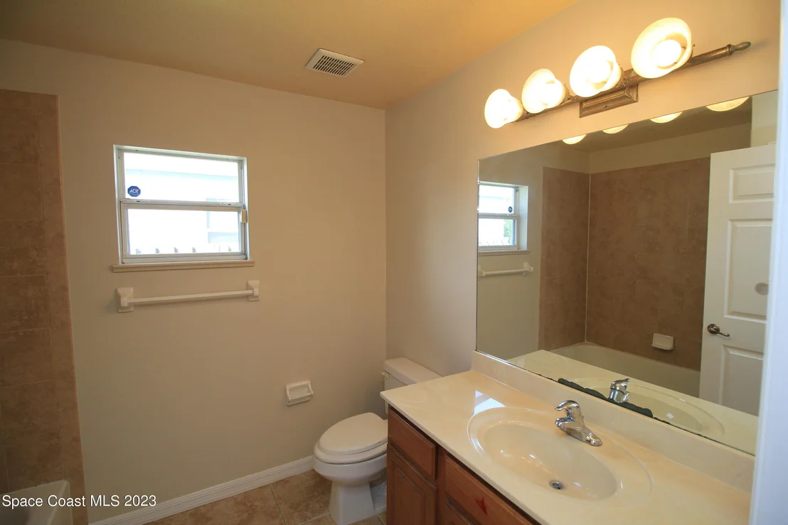 Photo of 492 Eldron Boulevard NE