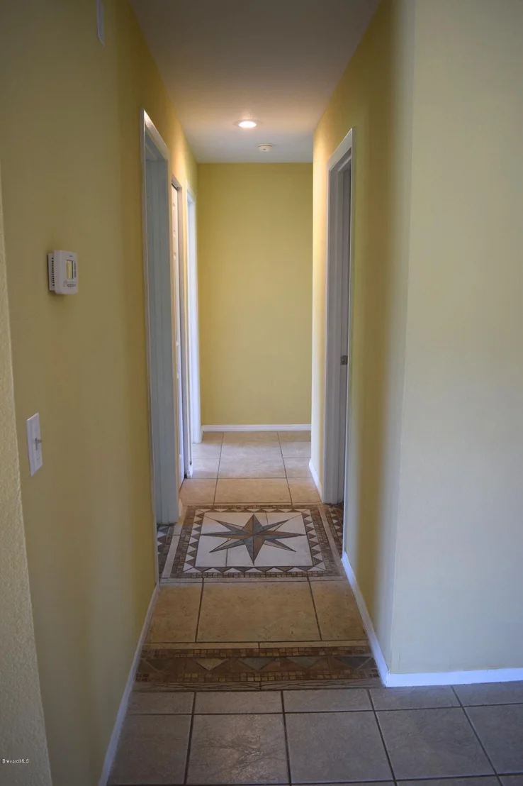 Photo of 881 Riviera Drive NE