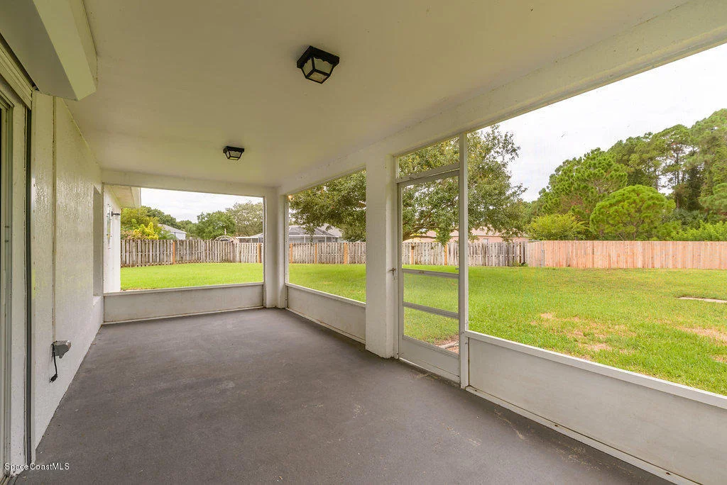 Photo of 1203 White Oak Circle