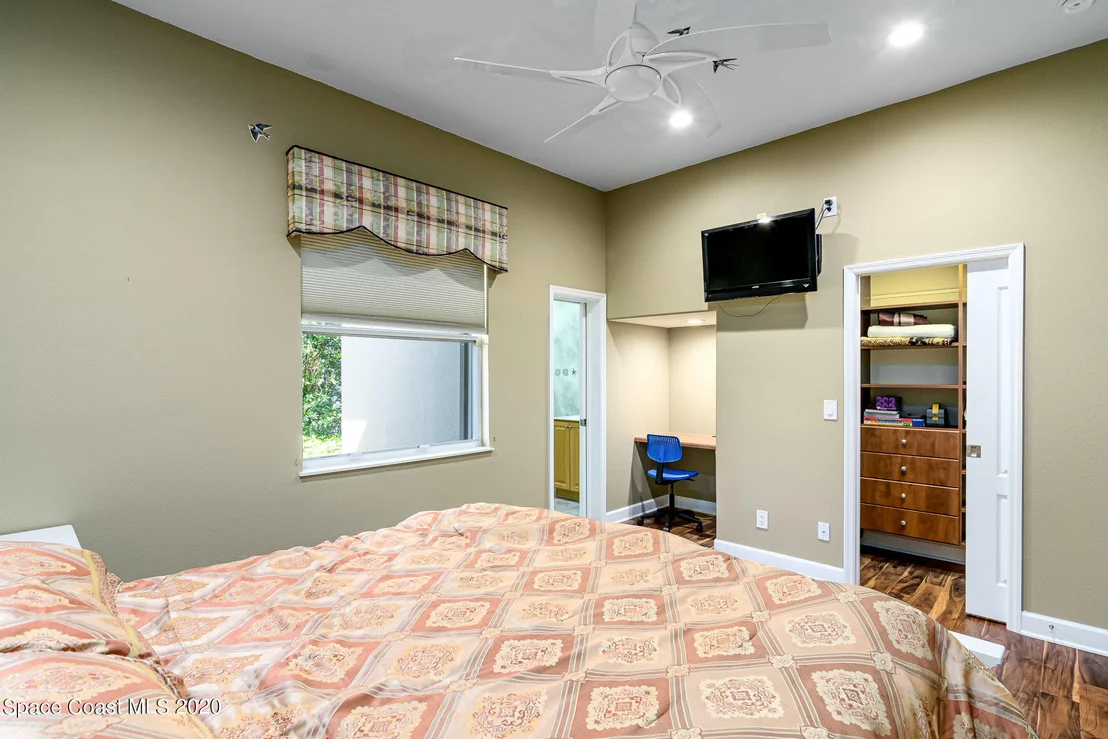 Photo of 975 Chatsworth Drive
