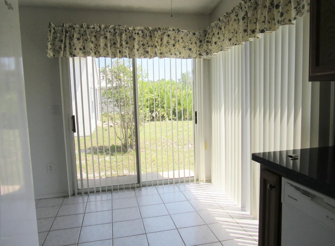 Photo of 1043 NE Goldenrod Circle NE