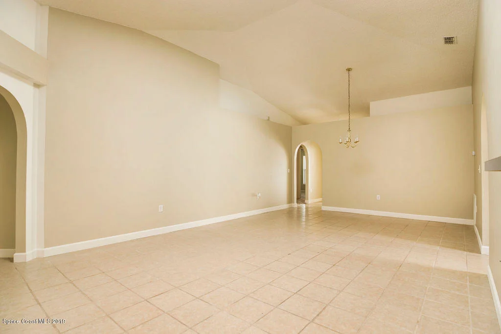 Photo of 1123 White Oak Circle