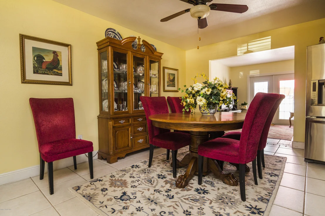 Photo of 905 Riviera Drive NE