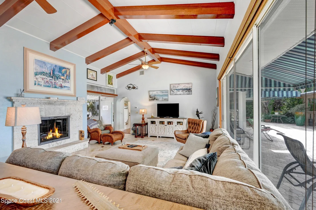 Photo of 600 N Riverside Drive