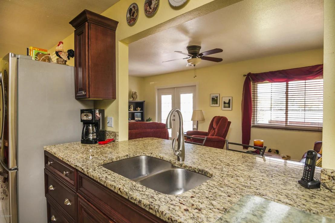 Photo of 905 Riviera Drive NE