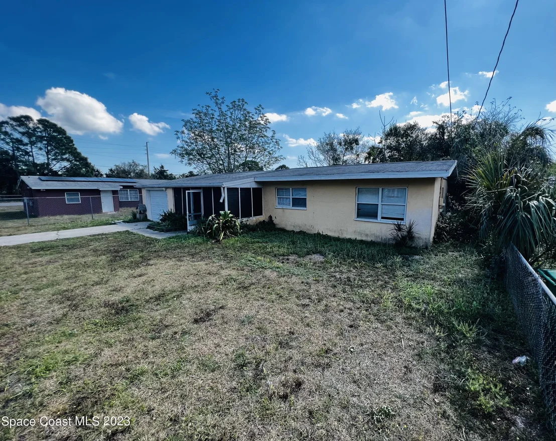 Photo of 305 Iris Street
