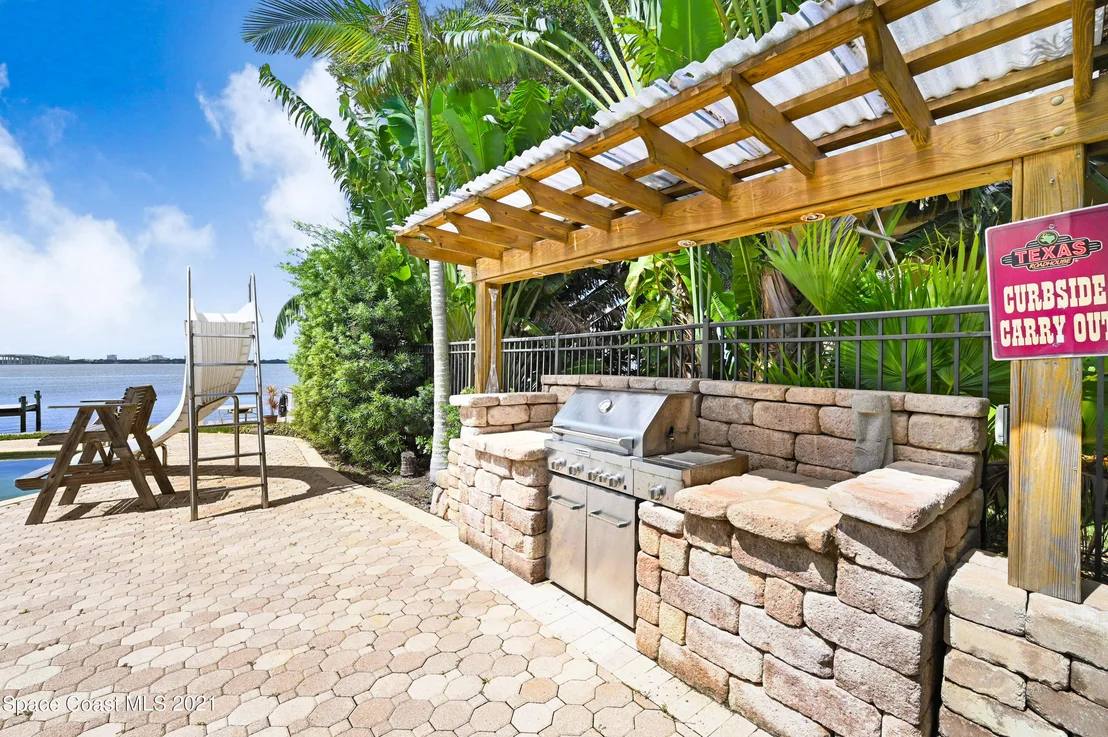 Photo of 600 N Riverside Drive