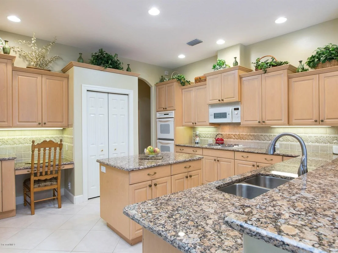 Photo of 965 Chatsworth Drive