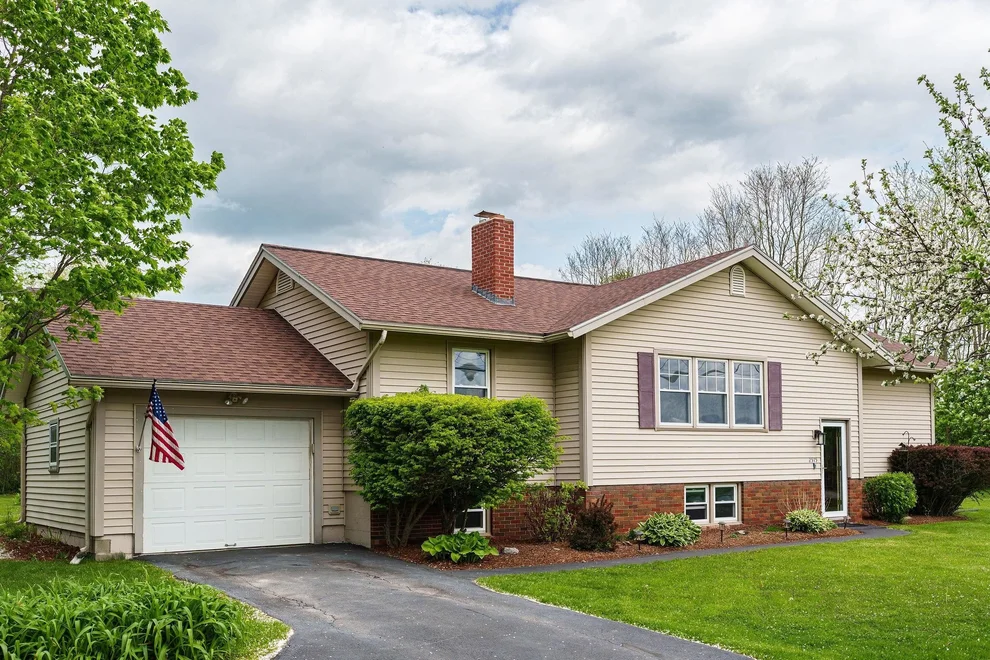 Unit for sale at 2515 Mountain View, Williston, VT 05495