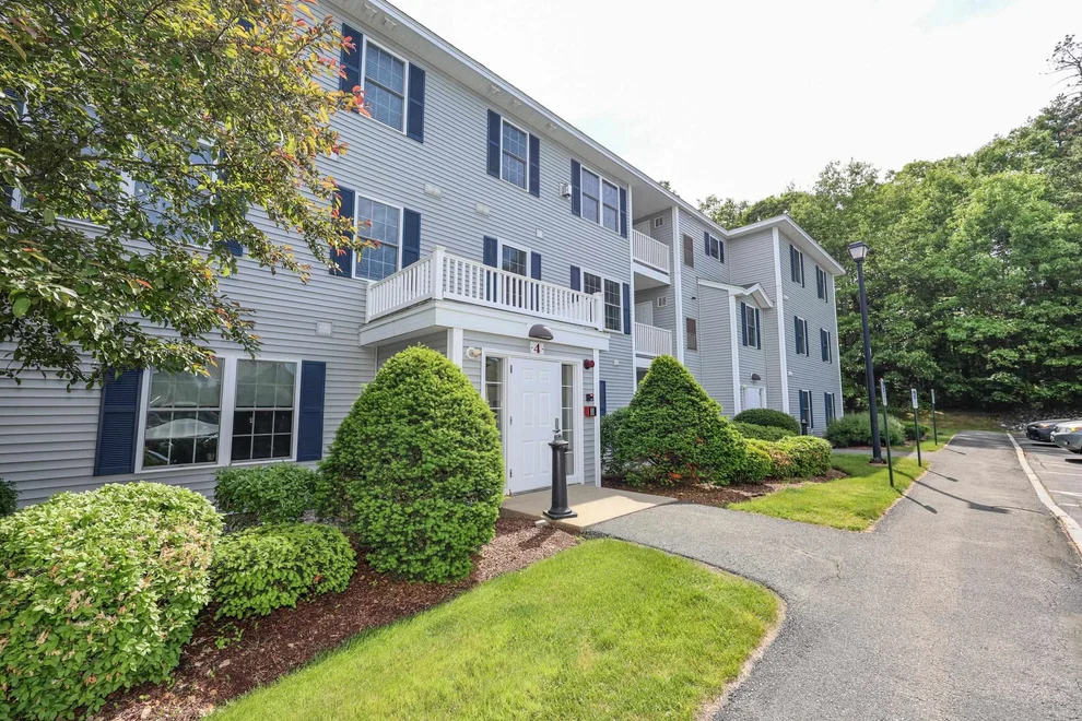 Unit for sale at 4 Crestview, Londonderry, NH 03053