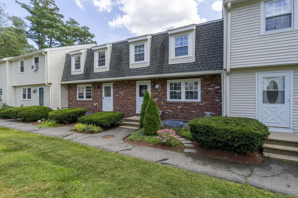 Unit for sale at 5 Olde Country Village, Londonderry, NH 03053