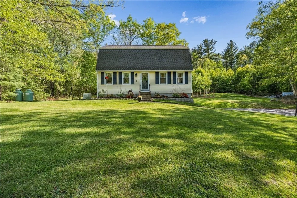 Unit for sale at 14 Maplewood, Londonderry, NH 03053