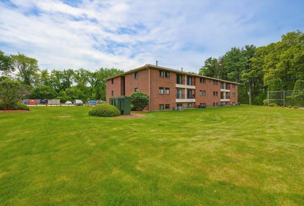 Unit for sale at 525 Abbott Farm, Hudson, NH 03051