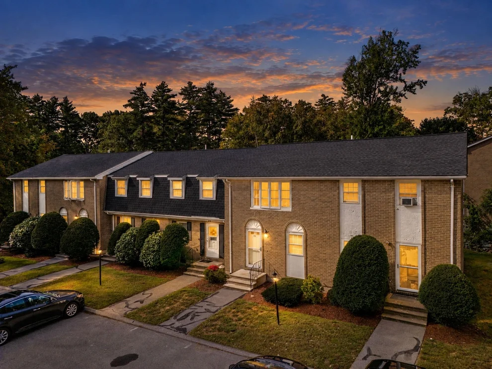 Unit for sale at 45 Fieldstone, Londonderry, NH 03053