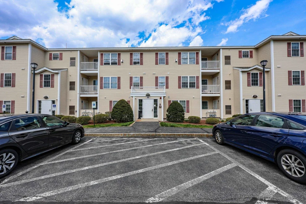 Unit for sale at 18 Crestview, Londonderry, NH 03053