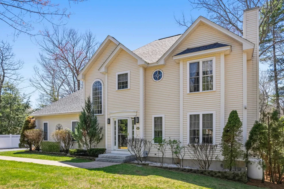 Unit for sale at 8 Flag, Auburn, NH 03032