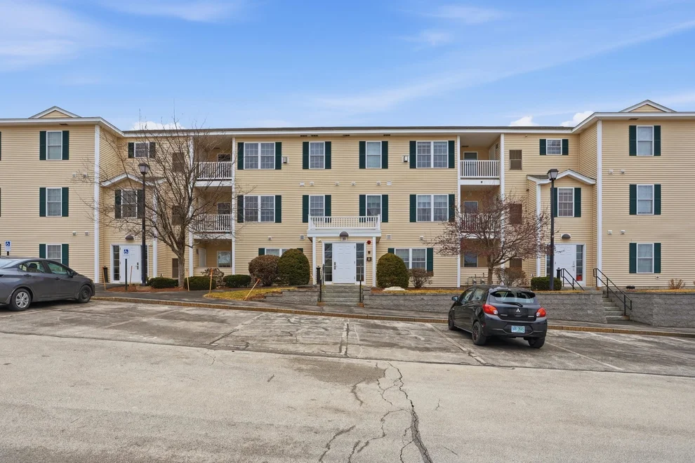 Unit for sale at 10 Vista Ridge, Londonderry, NH 03053