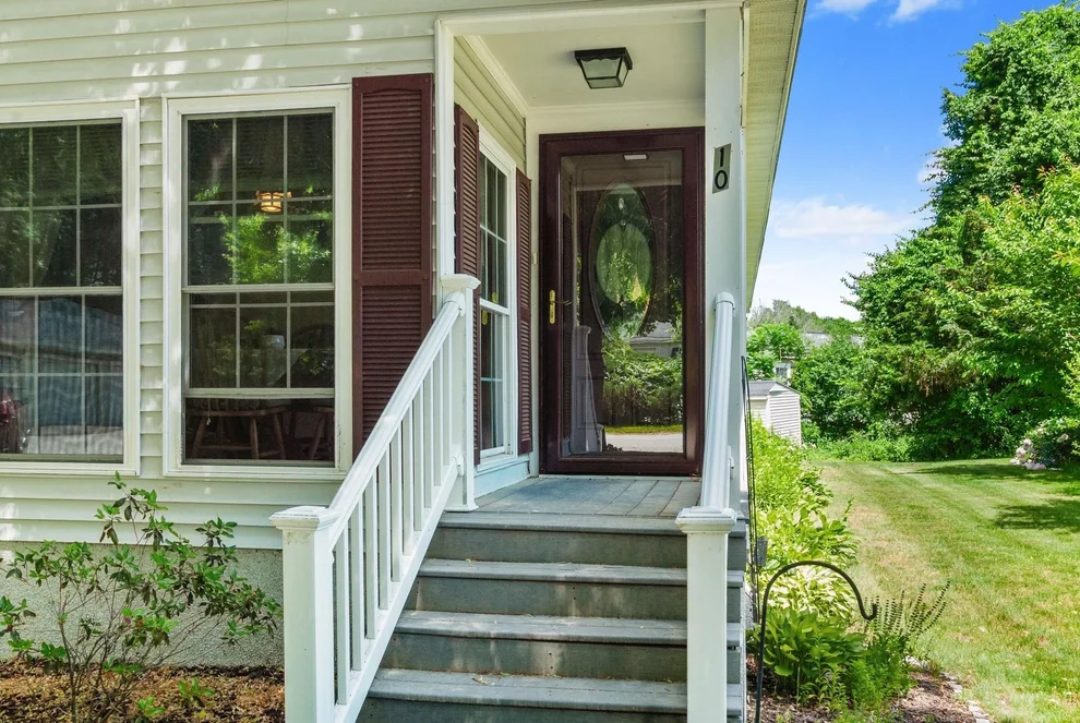 Unit for sale at 10 Aberdeen, Stratham, NH 03885