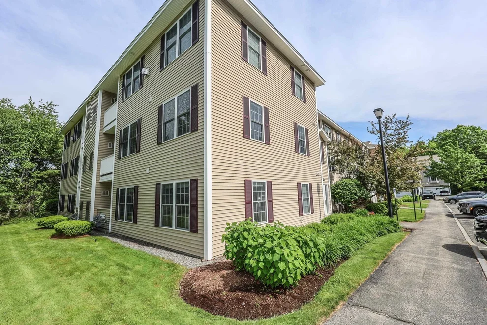 Unit for sale at 6 Crestview, Londonderry, NH 03053