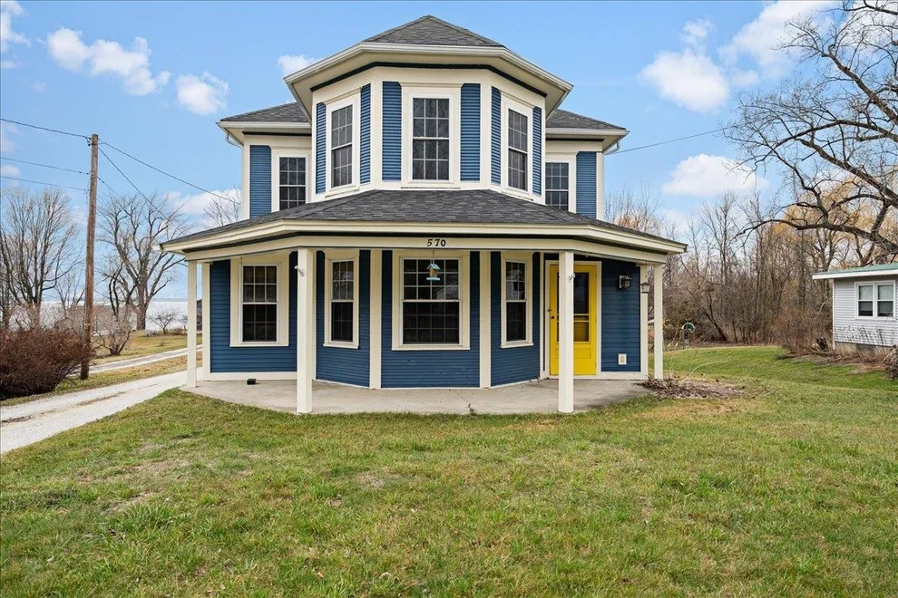 Unit for sale at 570 South Main, Alburgh, VT 05440