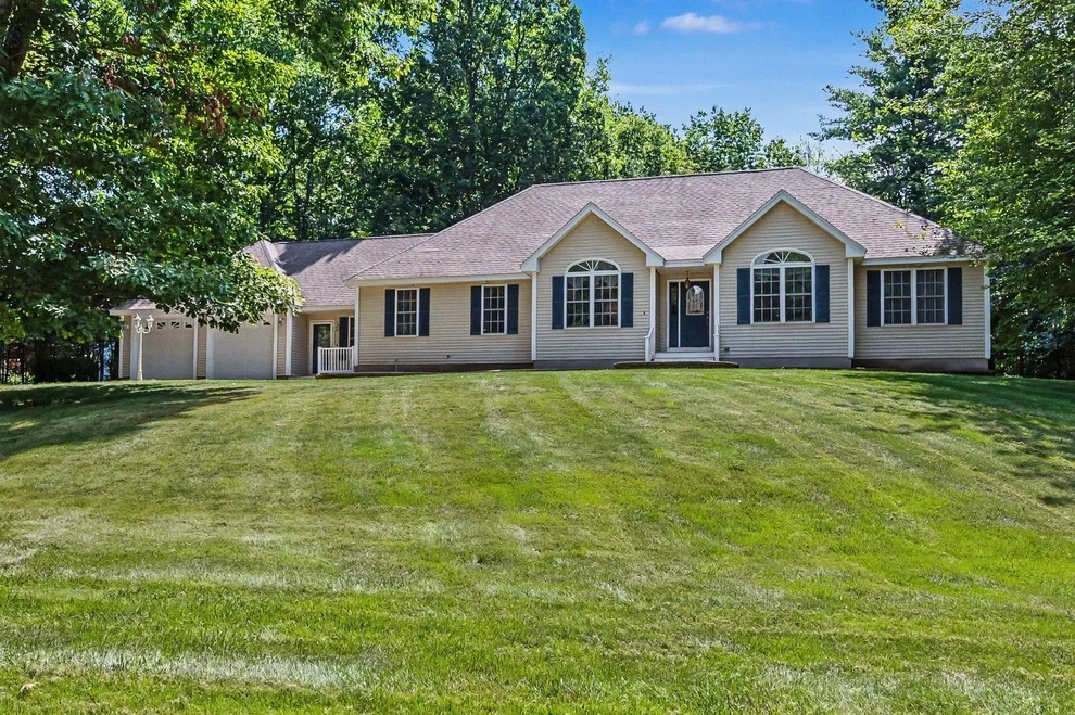 Unit for sale at 5 Cardinal, Derry, NH 03038