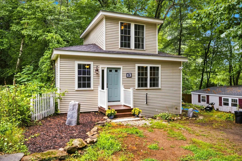 Unit for sale at 13 Charlestown, Derry, NH 03038