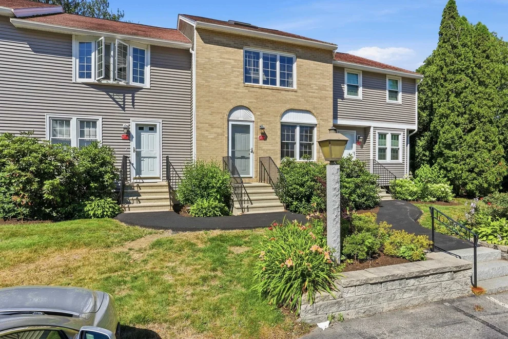 Unit for sale at 17 Oakwood, Goffstown, NH 03045