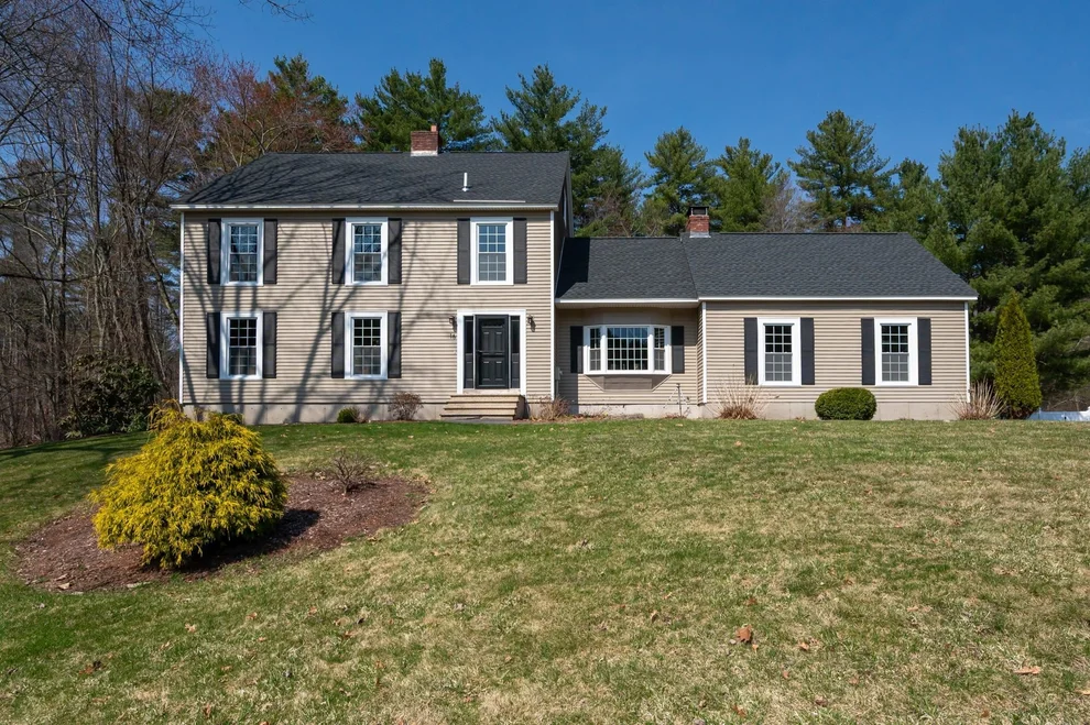 Unit for sale at 16 Tokanel, Londonderry, NH 03053