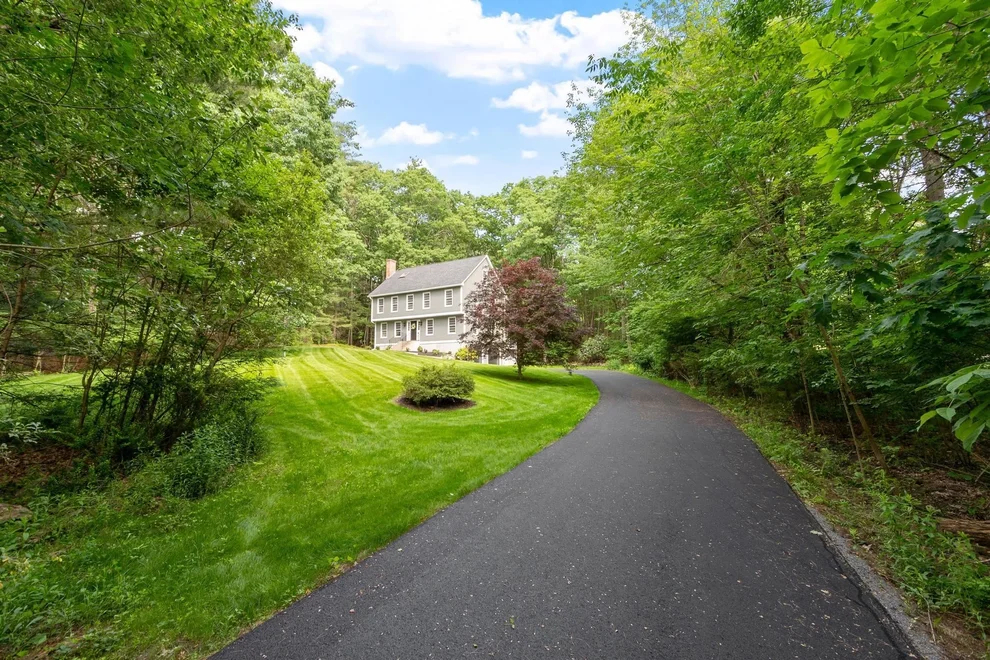 Unit for sale at 6 Finch, Londonderry, NH 03053