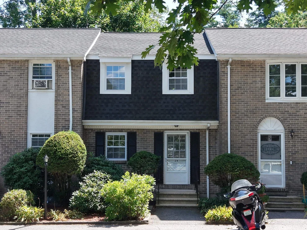 Unit for sale at 24 Fieldstone, Londonderry, NH 03053