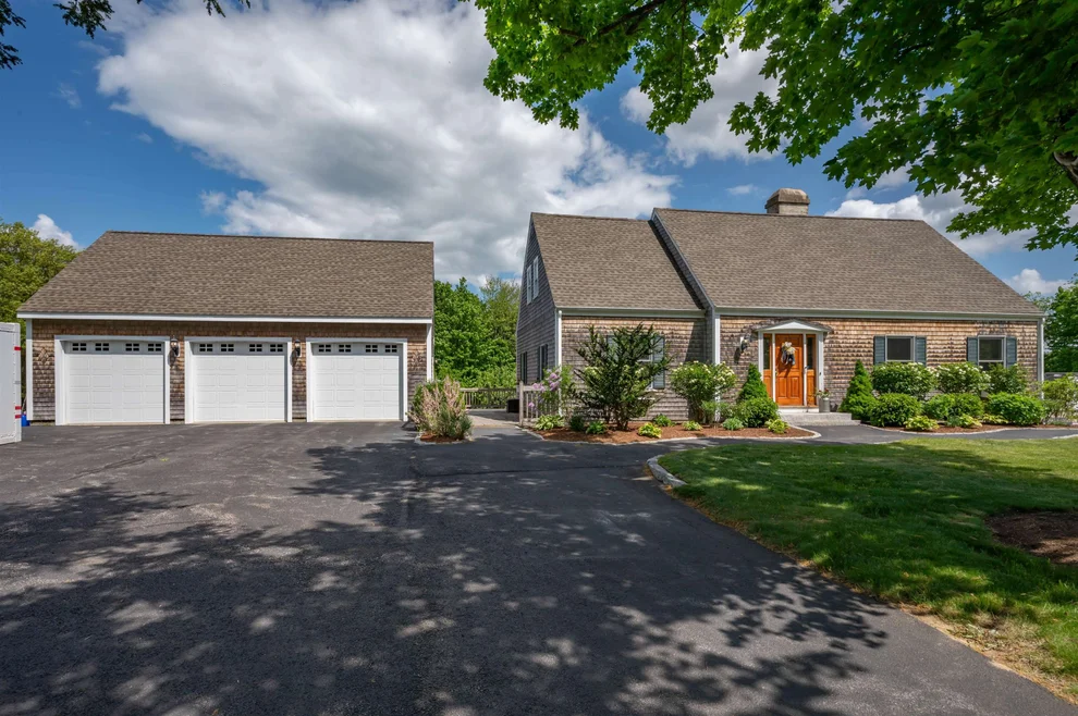 Unit for sale at 105 Chestnut Hill, Amherst, NH 03031