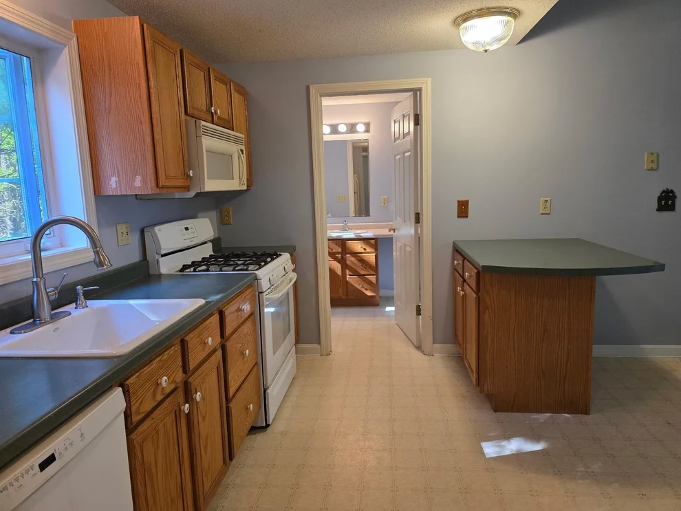 Unit for sale at 7 Rainbow, Londonderry, NH 03053