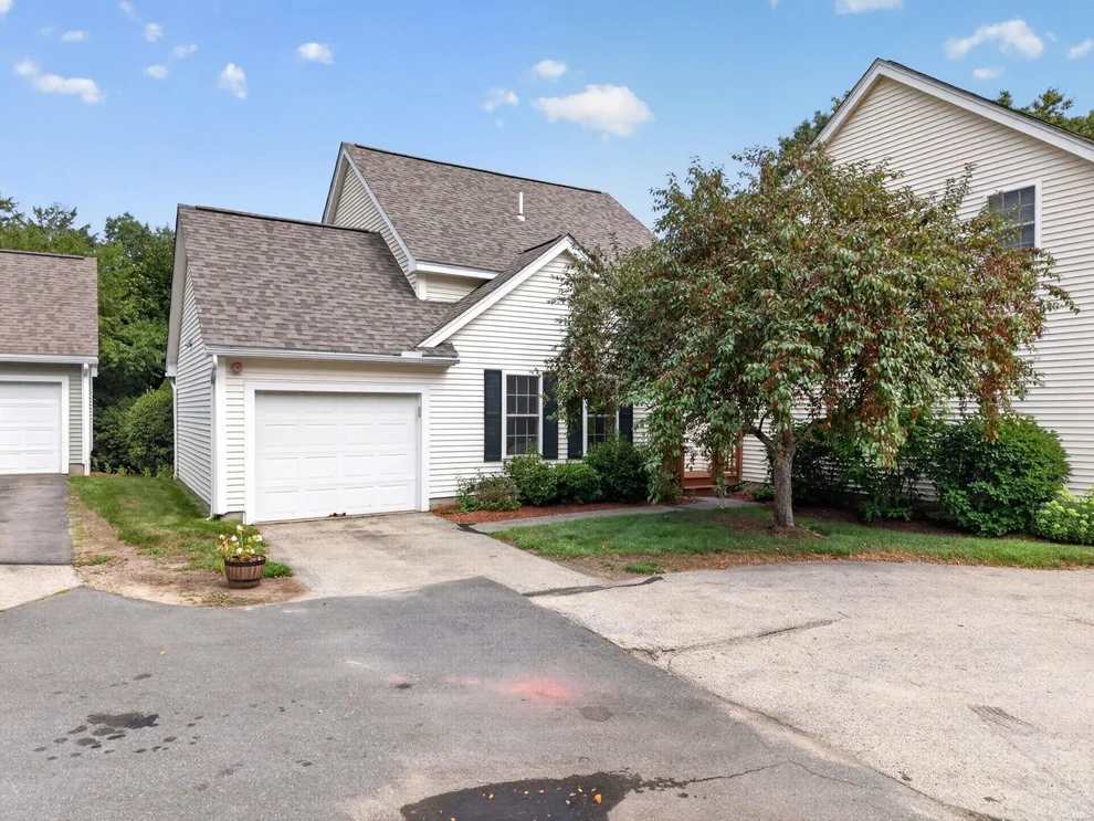 Unit for sale at 11 Echo Shore, Merrimack, NH 03054
