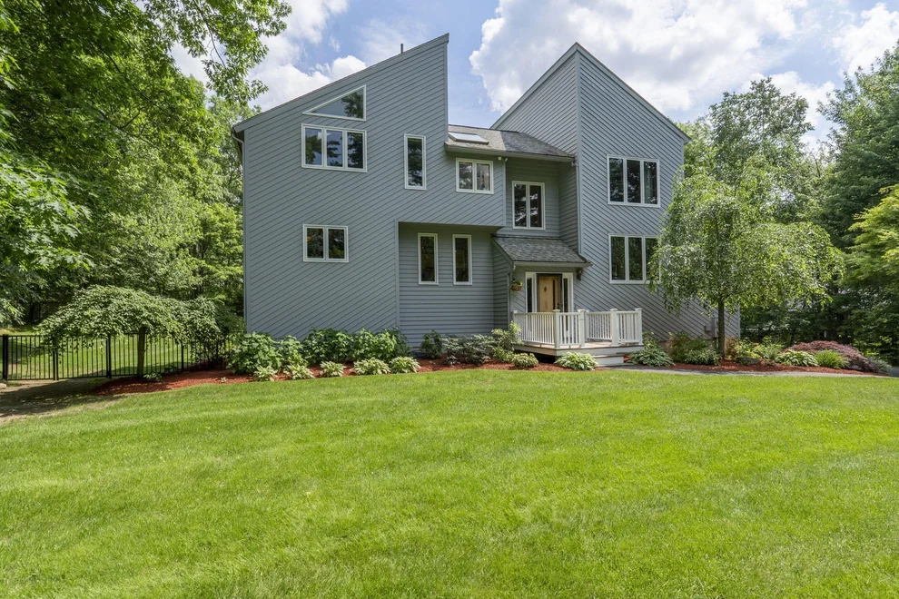 Unit for sale at 6 Summer, Londonderry, NH 03053
