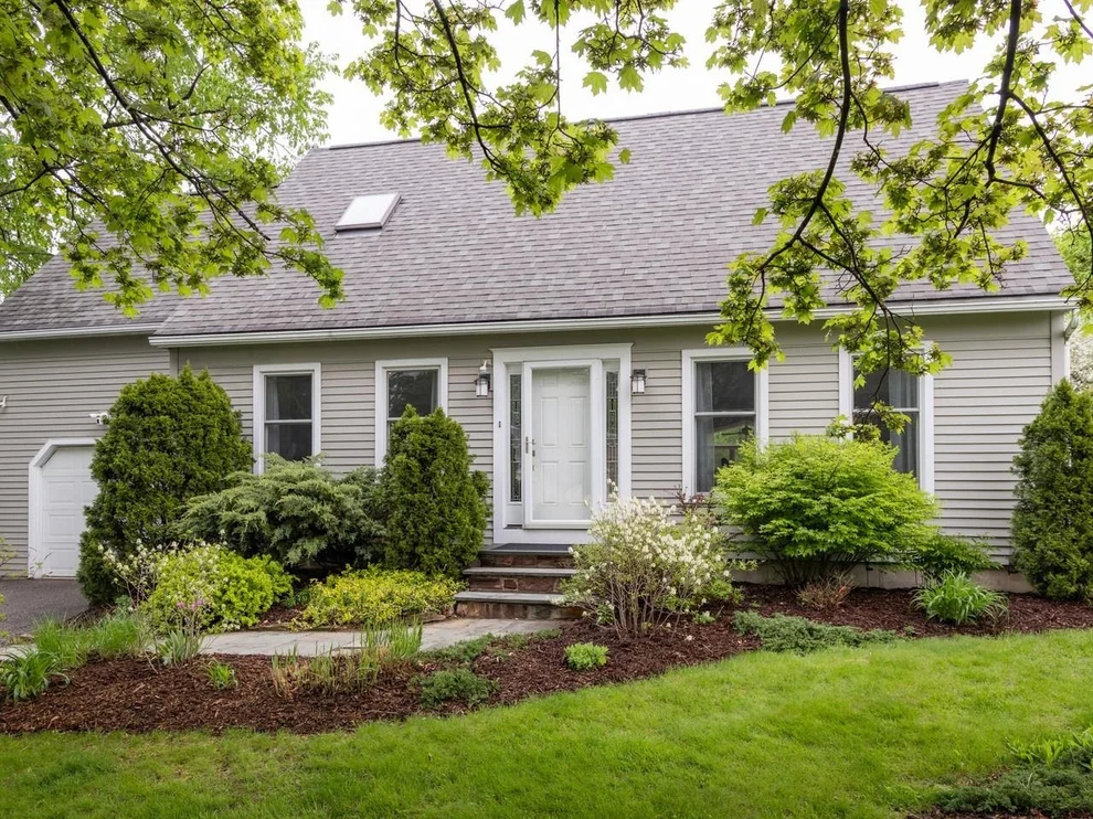 Unit for sale at 113 Maplewood, Shelburne, VT 05482