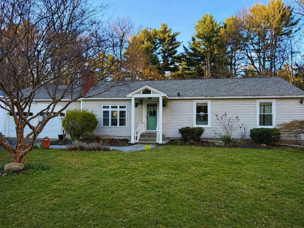 Unit for sale at 25 Moulton Ridge, Kensington, NH 03833
