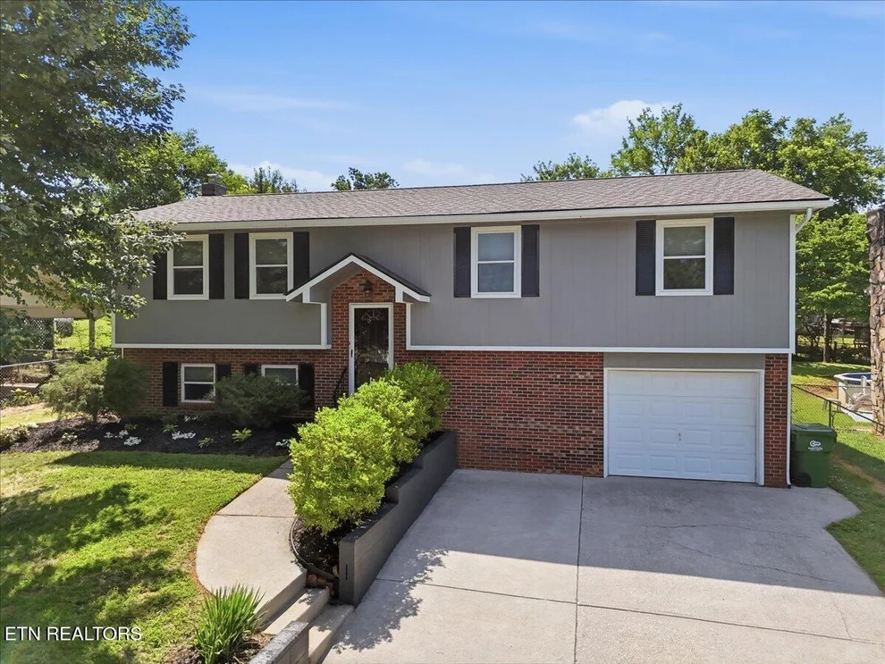 Unit for sale at 2018 Swarthmore Lane, Maryville, TN 37804