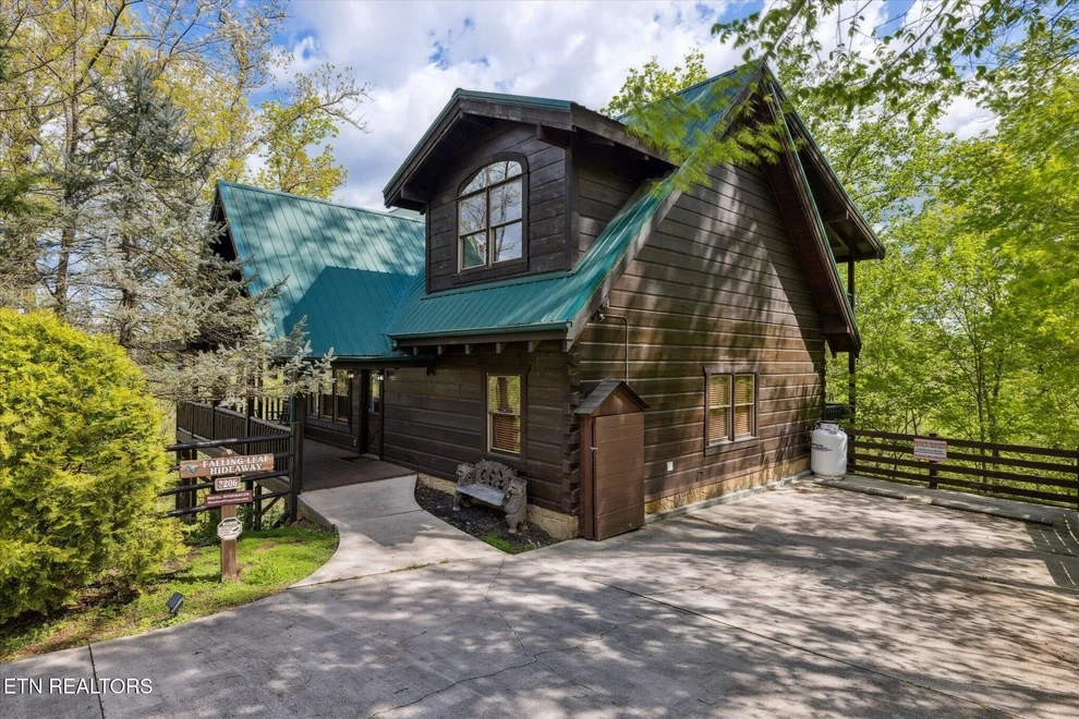 3206 Falling Leaf Way